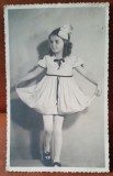 Fotografie tip carte postala, fetita cu funda, perioada interbelica