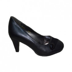 Pantof negru cu varf rotund si toc mic, cu design de nasture foto