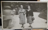 Fotografie tip carte postala, necirculata, doua prietene in parc, perioada interbelica