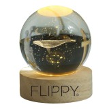 Lampa led decorativa, flippy, cu bila de cristal cu diametru 6cm, model balena 3d, alimentare usb, suport din lemn, lumina alb cald