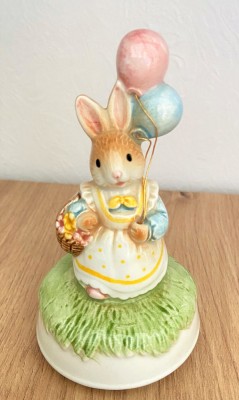 Cutie muzicala / Bibelou muzical - decoratiune Pasti - Iepuras cu baloane - 1987 foto