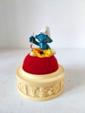 Figurină vintage Ștrumf Croitor (Smurf Tailor 53030 Schleich, anii &rsquo;80) &ndash; suport decorativ pentru ace