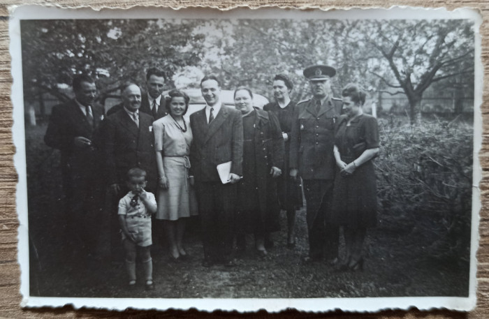 Fotografie de grup cu militar, perioada interbelica