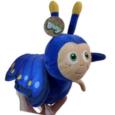 Fluture de plus reversibil &amp;icirc;n omida foto