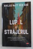 LUPUL SI STRAJERUL de NIKLAS NATT OCH DAG , 2021