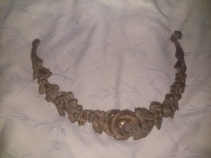 Coroana,decoratiune masiva turnata metal auriu motive florale vegetale stilul baroc/Louis XVI,de Colectie.antichitate