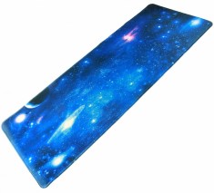 Protectie de birou tip mousepad, model spatiu cosmic, 80x30 cm, baza cauciucata, albastru