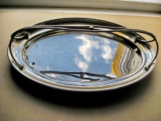 239A- Platou tip cosulet vechi pentru servit prajituri din metal cromat. Probabil alama cromata, perioada interbelica.