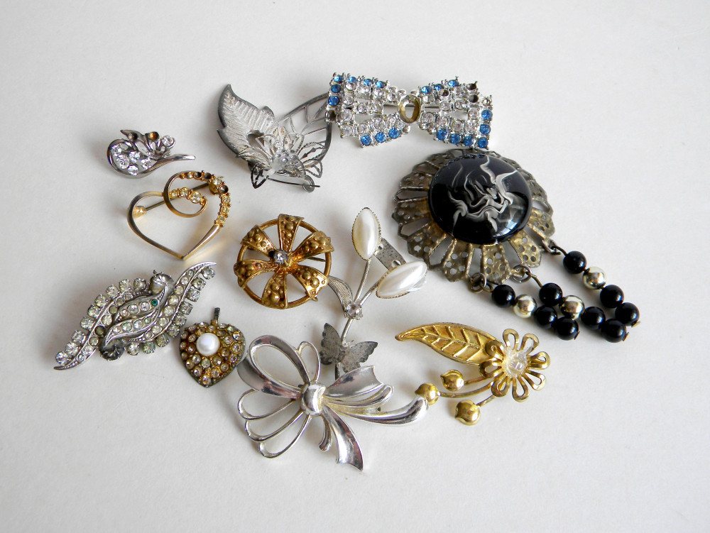 Lot accesorii vintage de dama, 10 brose de colectie, bijuterii COOP Epoca  de Aur | Okazii.ro