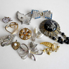 Lot accesorii vintage de dama, 10 brose de colectie, bijuterii COOP Epoca de Aur