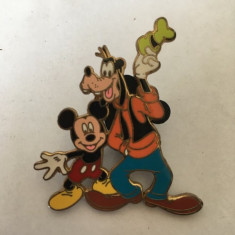 Insigna Disney cu Pluto si Mickey, metal, 5cm, colectie