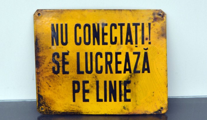 Avertisment tabla email NU CONECTATI SE LUCREAZA PE LINIE !