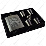 Set plosca cu palnie si 4 pahare din inox cu decor embosat &ndash; A legjobb apanak
