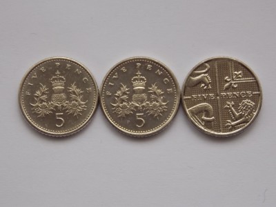LOT 3 MONEDE DIFERITE FIVE PENCE GBR foto