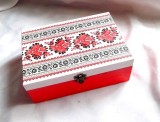 cutie&nbsp; de lemn cu motiv traditional rosu si negru 35480