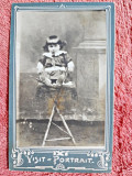 Fotografie tip CDV, fetita pe scaun, 1913