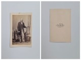 Fotografie de colectie CDV Atelier Johann Bauer, Portret de barbat in studio, Wien, Viena, Austria, Austro-Ungaria, ca. 1857-1860
