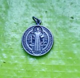 H139-Medalion mic vechi Sfantul Benedict- Exterminator de diavol, PE FATA CU Sfantul/verso Cruce cu insemne crestine, probabil 1900, maxim interbelic.