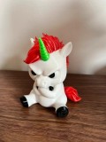 Figurină decorativă &icirc;n formă de unicorn morocănos, cu un design simpatic și expresiv.