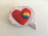 Brosa speech bubble: Love and Peace, fetru,8cm, cu inima si curcubeu, handmade