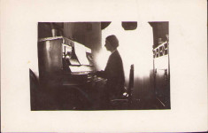 B2465 Tanara cantand la pianina Romania poza veche foto