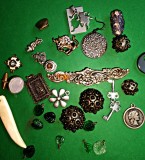Set miniaturi metalice, sticlă, plastic și os. Pandantive, broșe, brelocuri, medalioane, accesorii bijuterii, leu, taur, broscuță