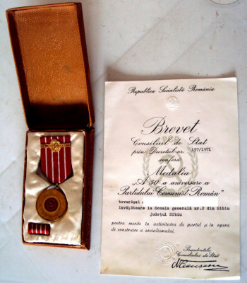 MEDALIE A 50 A ANIVERSARE A PARTIDULUI COMUNIST ROMAN 1921 - 1971 cu brevet foto