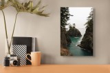 Tablou Canvas, "Siluete st&acirc;ncoase la țărm de mare", Pini, St&acirc;nci, Ocean, Valuri, Verdeață, Cer Acoperit, Peisaj Natură, Sălbăticie, Frumusețe Naturală