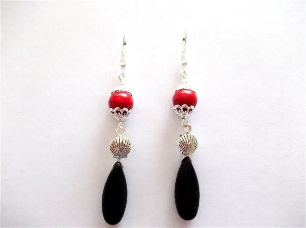 Cercei cu coral rosu si howlite negru 40610