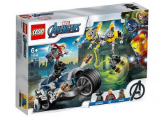 LEGO Marvel Super Heroes - Atacul Razbunatorilor cu motocicleta 76142 foto