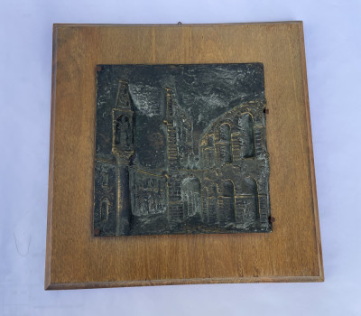 Detaliu COLOSEUM basorelief din BRONZ masiv fixat pe placa din lemn foto