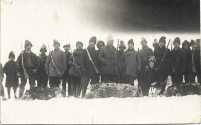 P1805N V&amp;acirc;nători cu puști și trofee mistreț, Rom&amp;acirc;nia, perioada regalității foto