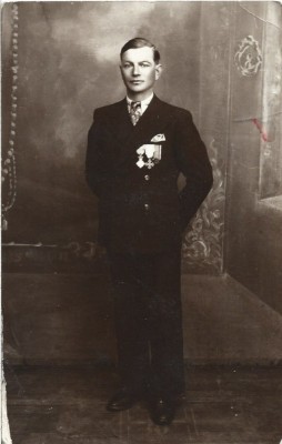 P2125N Veteran rom&amp;acirc;n din Primul Război Mondial cu Serviciul Credincios, Crucea comemorativă a războiului 1916-1918 și panglica Bărbăție și Credință foto