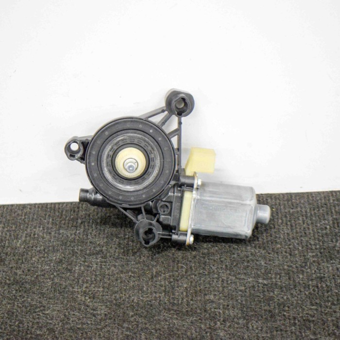 Motor macara geam ușă dreapta față VW GOLF VII Variant BA5, BV5 2013 OEM: 0130822378,C13842-100,5Q0959802B 10575458