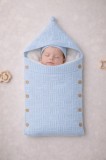 Paturica de dormit bebelusi tip sac, tricotata cu gluga, inchidere cu nasturi,