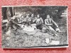 Fotografie tip carte postala, prieteni la picnic, anii 40