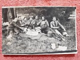Fotografie tip carte postala, prieteni la picnic, anii 40