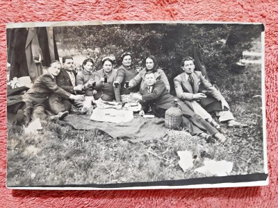 Fotografie tip carte postala, prieteni la picnic, anii 40 foto