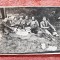 Fotografie tip carte postala, prieteni la picnic, anii 40
