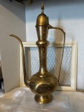 Superbă carafa,aftaba de dimensiuni mari din bronz masiv gravata integral manual ,stare excelentă,piesa foarte masiva