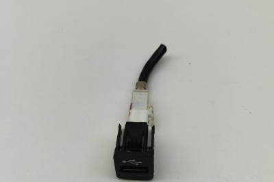 USB BMW 3 G20, G28 2024 OEM: 9229294,74558010 30740348 foto