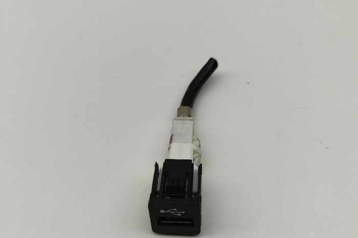 USB BMW 3 G20, G28 2024 OEM: 9229294,74558010 30740348