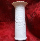 VAZA PORTELAN MAT BISCUIT KAISER DESIGN MANFRED FREY DECOR FLORI IN RELIEF 17 CM