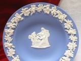 FARFURIE PORTELAN WEDGWOOD BLUE JASPERWARE ANGLIA DECOR SCENA MITOLOGICA BORDURA CU VITA DE VIE CU STRUGURI 11 CM
