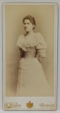 FOTOGRAF GUSTAV A. WABER , BUCURESTI , DOAMNA CU ROCHIE ALBA , FOTOGRAFIE CABINET , SFARSIT DE SEC. XIX