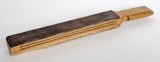 Instrument vintage pentru ascutit briciul, Strigel, confectionat din lemn de pluta si o fasie din piele