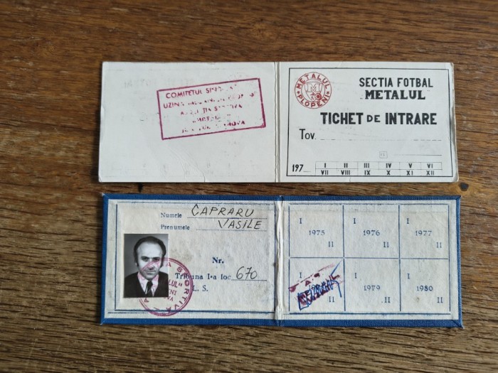 Lot 2 legitimatii spectator la meciuri Metalul Plopeni anii 70, fotbal / C1DP