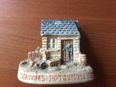casuta figurina miniatura ceramica casa ornament Gordon&#039;s Potting Shed 1995 Lyons Tetley Ltd UK marime 5 cm X 4 cm