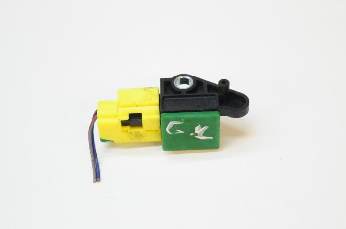 Senzor de impact st&acirc;nga spate VW PASSAT CC 357 2011 OEM: 5N0959351B 2816986