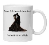 Cana alba personalizata &quot;sunt 20 ani de cand imi mananci zilele&quot;, INOVATIX&reg;. 330ml